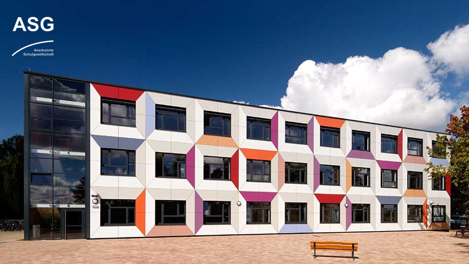 Das Schulgebäude des Neuen Gymnasiums Glienicke mit seiner farbigen Fassade