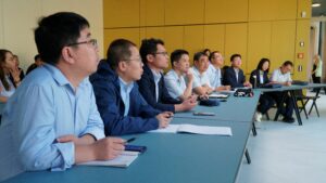Die Delegation des Shaanxi Railway Institute während eines Vortrags am SRCC